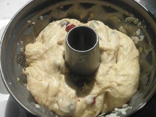Kougelhopp o Kougloph de almendra caramelizada y arándanos