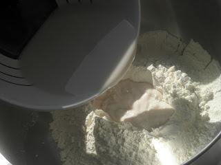 Kougelhopp o Kougloph de almendra caramelizada y arándanos