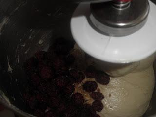 Kougelhopp o Kougloph de almendra caramelizada y arándanos