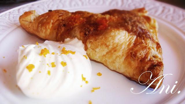 HOJALDRES DE MANZANA CON AZUCAR Y NATA DE NARANJA.