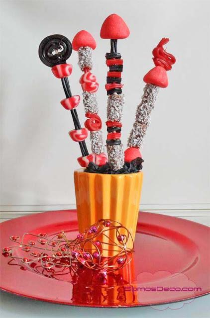 Brochetas de chuches para decorar en Navidad.