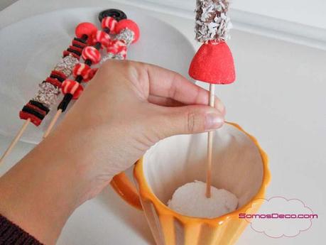 Brochetas de chuches para decoración de Navidad.