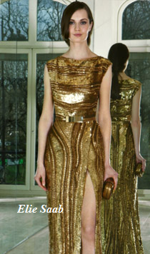 Kristen Stewart, vestido dorado de Elie Saab y cazadora de cuero, en Berlín