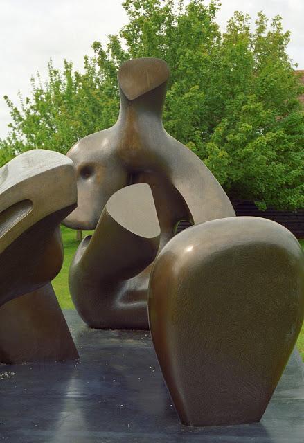 HENRY MOORE: MATERIA, VOLUMEN, VACÍO...