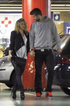 Shakira reaparece entaconada y con 6 meses de embarazo