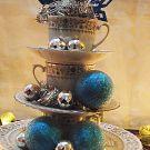 Centro de mesa navideño hecho con tazas y platos