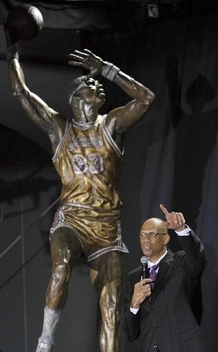 Estatua para Karem Abdul Jabbar, mítico jugador de la NBA.