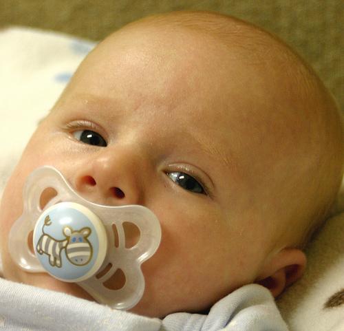 Los bebés pequeños no pueden respirar por la boca