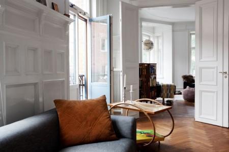 techos altos molduras suelo espigado madera roble salón comedor nórdico rodapíes altos madera revista hsm madrid puertas dobles paneladas blancas paredes paneladas madera muebles de diseño mobiliario moderno mobiliario diseño grandes ventanales estilo nórdico elementos arquitectónicos clásicos diseño nórdico diseño escandinavo diseño de interiores delikatissen revista hsm madrid decoración nórdica decoración interiores nórdico 