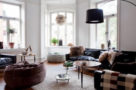 techos altos molduras suelo espigado madera roble salón comedor nórdico rodapíes altos madera revista hsm madrid puertas dobles paneladas blancas paredes paneladas madera muebles de diseño mobiliario moderno mobiliario diseño grandes ventanales estilo nórdico elementos arquitectónicos clásicos diseño nórdico diseño escandinavo diseño de interiores delikatissen revista hsm madrid decoración nórdica decoración interiores nórdico 