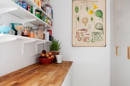 techos altos molduras suelo espigado madera roble salón comedor nórdico rodapíes altos madera revista hsm madrid puertas dobles paneladas blancas paredes paneladas madera muebles de diseño mobiliario moderno mobiliario diseño grandes ventanales estilo nórdico elementos arquitectónicos clásicos diseño nórdico diseño escandinavo diseño de interiores delikatissen revista hsm madrid decoración nórdica decoración interiores nórdico 