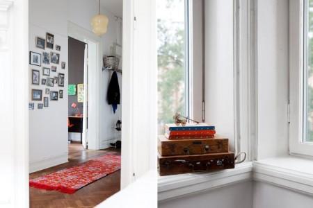 techos altos molduras suelo espigado madera roble salón comedor nórdico rodapíes altos madera revista hsm madrid puertas dobles paneladas blancas paredes paneladas madera muebles de diseño mobiliario moderno mobiliario diseño grandes ventanales estilo nórdico elementos arquitectónicos clásicos diseño nórdico diseño escandinavo diseño de interiores delikatissen revista hsm madrid decoración nórdica decoración interiores nórdico 