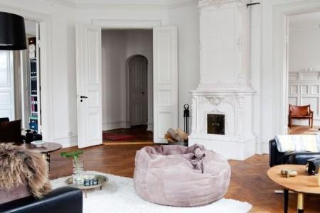 techos altos molduras suelo espigado madera roble salón comedor nórdico rodapíes altos madera revista hsm madrid puertas dobles paneladas blancas paredes paneladas madera muebles de diseño mobiliario moderno mobiliario diseño grandes ventanales estilo nórdico elementos arquitectónicos clásicos diseño nórdico diseño escandinavo diseño de interiores delikatissen revista hsm madrid decoración nórdica decoración interiores nórdico 