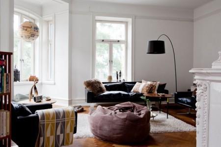 techos altos molduras suelo espigado madera roble salón comedor nórdico rodapíes altos madera revista hsm madrid puertas dobles paneladas blancas paredes paneladas madera muebles de diseño mobiliario moderno mobiliario diseño grandes ventanales estilo nórdico elementos arquitectónicos clásicos diseño nórdico diseño escandinavo diseño de interiores delikatissen revista hsm madrid decoración nórdica decoración interiores nórdico 