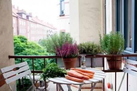 techos altos molduras suelo espigado madera roble salón comedor nórdico rodapíes altos madera revista hsm madrid puertas dobles paneladas blancas paredes paneladas madera muebles de diseño mobiliario moderno mobiliario diseño grandes ventanales estilo nórdico elementos arquitectónicos clásicos diseño nórdico diseño escandinavo diseño de interiores delikatissen revista hsm madrid decoración nórdica decoración interiores nórdico 