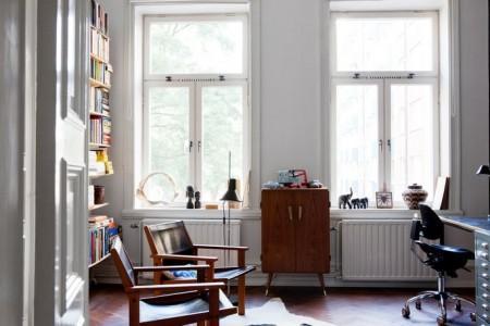 techos altos molduras suelo espigado madera roble salón comedor nórdico rodapíes altos madera revista hsm madrid puertas dobles paneladas blancas paredes paneladas madera muebles de diseño mobiliario moderno mobiliario diseño grandes ventanales estilo nórdico elementos arquitectónicos clásicos diseño nórdico diseño escandinavo diseño de interiores delikatissen revista hsm madrid decoración nórdica decoración interiores nórdico 