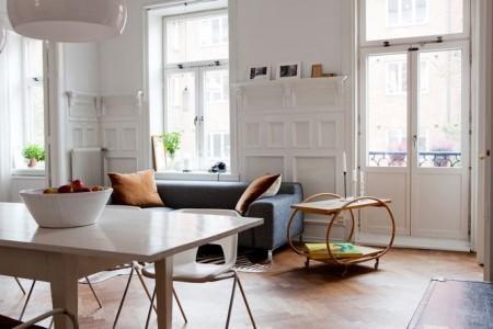 techos altos molduras suelo espigado madera roble salón comedor nórdico rodapíes altos madera revista hsm madrid puertas dobles paneladas blancas paredes paneladas madera muebles de diseño mobiliario moderno mobiliario diseño grandes ventanales estilo nórdico elementos arquitectónicos clásicos diseño nórdico diseño escandinavo diseño de interiores delikatissen revista hsm madrid decoración nórdica decoración interiores nórdico 