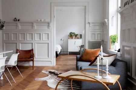 techos altos molduras suelo espigado madera roble salón comedor nórdico rodapíes altos madera revista hsm madrid puertas dobles paneladas blancas paredes paneladas madera muebles de diseño mobiliario moderno mobiliario diseño grandes ventanales estilo nórdico elementos arquitectónicos clásicos diseño nórdico diseño escandinavo diseño de interiores delikatissen revista hsm madrid decoración nórdica decoración interiores nórdico 