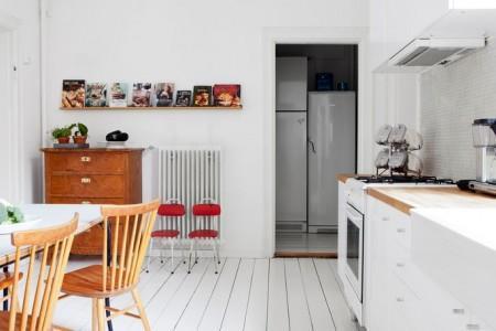 techos altos molduras suelo espigado madera roble salón comedor nórdico rodapíes altos madera revista hsm madrid puertas dobles paneladas blancas paredes paneladas madera muebles de diseño mobiliario moderno mobiliario diseño grandes ventanales estilo nórdico elementos arquitectónicos clásicos diseño nórdico diseño escandinavo diseño de interiores delikatissen revista hsm madrid decoración nórdica decoración interiores nórdico 