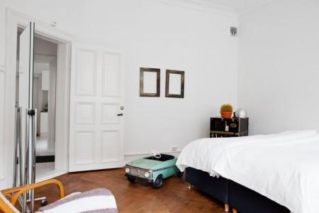 techos altos molduras suelo espigado madera roble salón comedor nórdico rodapíes altos madera revista hsm madrid puertas dobles paneladas blancas paredes paneladas madera muebles de diseño mobiliario moderno mobiliario diseño grandes ventanales estilo nórdico elementos arquitectónicos clásicos diseño nórdico diseño escandinavo diseño de interiores delikatissen revista hsm madrid decoración nórdica decoración interiores nórdico 