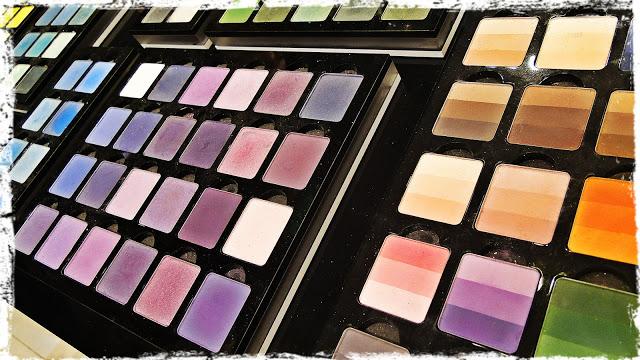 Toqueteando en Inglot.