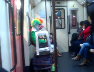 Un payaso en el metro