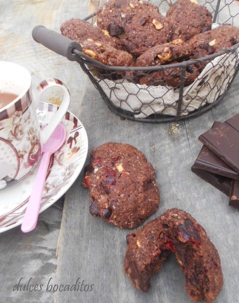 GALLETAS DE CHOCOLATE NEGRO CON AVELLANAS Y CEREZAS