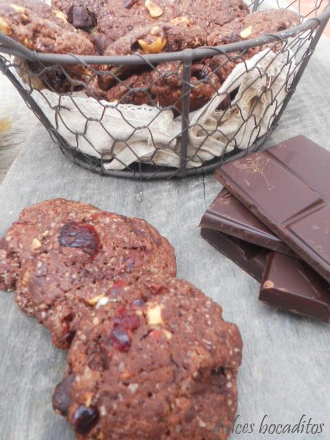 GALLETAS DE CHOCOLATE NEGRO CON AVELLANAS Y CEREZAS