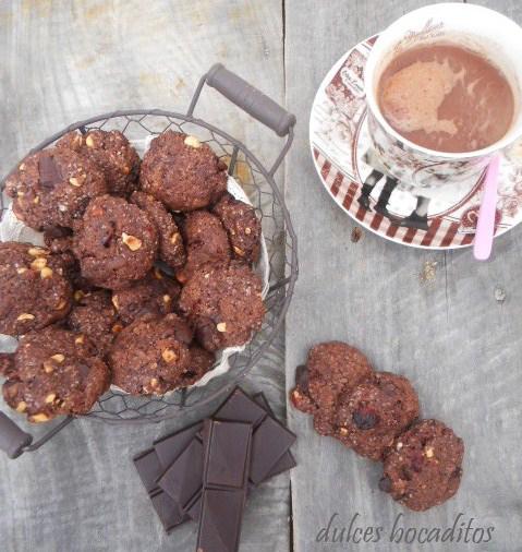 GALLETAS DE CHOCOLATE NEGRO CON AVELLANAS Y CEREZAS