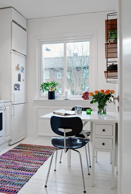 Luminoso mini piso de 39 m² suelo de madera blanco silla Eames DCM silla butterfly silla BKF salón nórdico piso pequeño diseño interiores muebles de diseño mini piso luminoso mini piso decoración lámpara de diseño Miss K de Flos estilo nórdico diseño interiores pequeños decoración nórdica decoración escandinava decoración en blanco decoración de pisos pequeños decoración de interiores pequeños deco blogger blog interiores blog deco