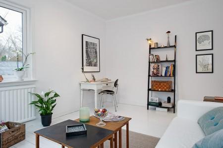 Luminoso mini piso de 39 m² suelo de madera blanco silla Eames DCM silla butterfly silla BKF salón nórdico piso pequeño diseño interiores muebles de diseño mini piso luminoso mini piso decoración lámpara de diseño Miss K de Flos estilo nórdico diseño interiores pequeños decoración nórdica decoración escandinava decoración en blanco decoración de pisos pequeños decoración de interiores pequeños deco blogger blog interiores blog deco