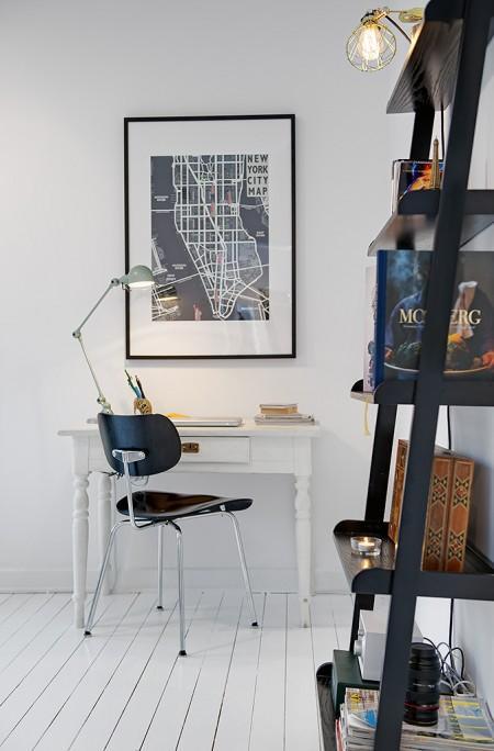 Luminoso mini piso de 39 m² suelo de madera blanco silla Eames DCM silla butterfly silla BKF salón nórdico piso pequeño diseño interiores muebles de diseño mini piso luminoso mini piso decoración lámpara de diseño Miss K de Flos estilo nórdico diseño interiores pequeños decoración nórdica decoración escandinava decoración en blanco decoración de pisos pequeños decoración de interiores pequeños deco blogger blog interiores blog deco
