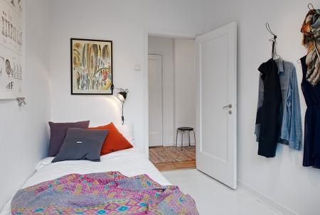 Luminoso mini piso de 39 m² suelo de madera blanco silla Eames DCM silla butterfly silla BKF salón nórdico piso pequeño diseño interiores muebles de diseño mini piso luminoso mini piso decoración lámpara de diseño Miss K de Flos estilo nórdico diseño interiores pequeños decoración nórdica decoración escandinava decoración en blanco decoración de pisos pequeños decoración de interiores pequeños deco blogger blog interiores blog deco