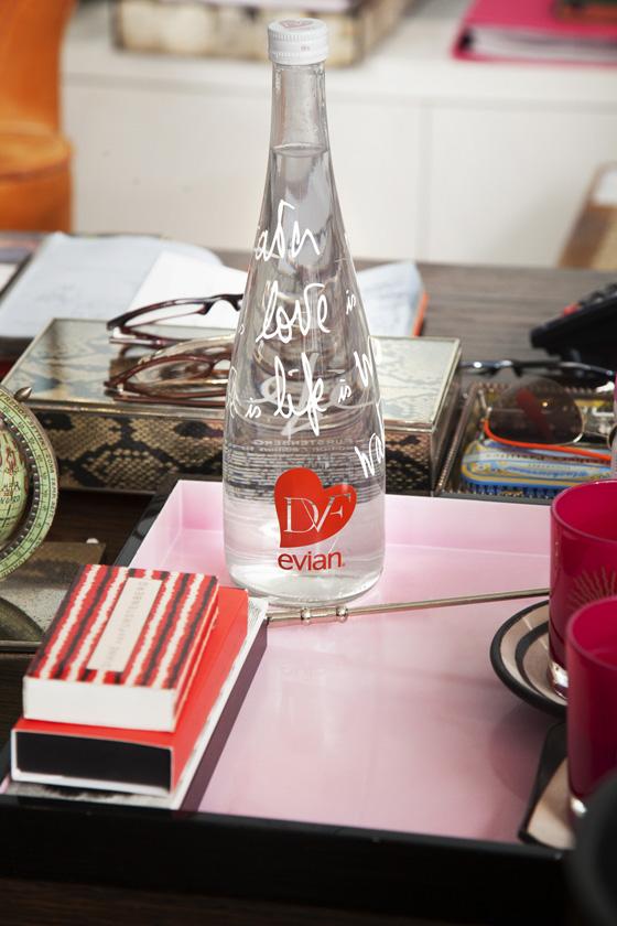 foto botella Evian por Diane von Fustemberg