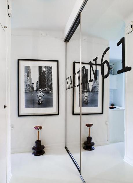 Pequeño apartamento en blanco y negro