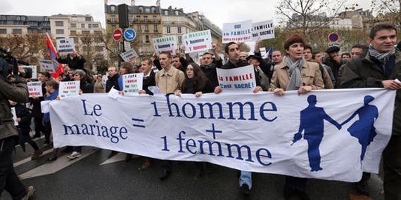 Monjas en topless desbarataron una manifestación homófoba en París