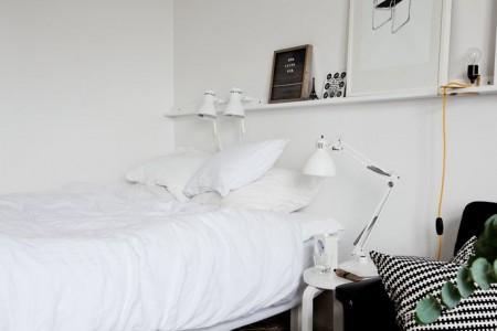 tendencias decoración 2012 2013 blanco negro nórdico sillón chaise longe blanco interiores pequeños inspiración muebles de ikea estilo nórdico diseño nórdico diseño de interiores decoración sueca decoración pisos pequeños decoración muebles de ikea decoración estilo nórdico decoración escandinava decoración en blanco y negro decoración de interiores deco blogger cojines blancos y negros blog interiorismo blog decoración nórdica alfombra de rayas blancas y negras 