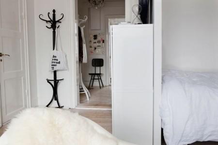 tendencias decoración 2012 2013 blanco negro nórdico sillón chaise longe blanco interiores pequeños inspiración muebles de ikea estilo nórdico diseño nórdico diseño de interiores decoración sueca decoración pisos pequeños decoración muebles de ikea decoración estilo nórdico decoración escandinava decoración en blanco y negro decoración de interiores deco blogger cojines blancos y negros blog interiorismo blog decoración nórdica alfombra de rayas blancas y negras 