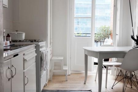 tendencias decoración 2012 2013 blanco negro nórdico sillón chaise longe blanco interiores pequeños inspiración muebles de ikea estilo nórdico diseño nórdico diseño de interiores decoración sueca decoración pisos pequeños decoración muebles de ikea decoración estilo nórdico decoración escandinava decoración en blanco y negro decoración de interiores deco blogger cojines blancos y negros blog interiorismo blog decoración nórdica alfombra de rayas blancas y negras 