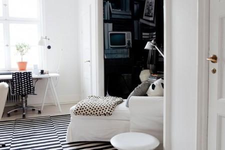 tendencias decoración 2012 2013 blanco negro nórdico sillón chaise longe blanco interiores pequeños inspiración muebles de ikea estilo nórdico diseño nórdico diseño de interiores decoración sueca decoración pisos pequeños decoración muebles de ikea decoración estilo nórdico decoración escandinava decoración en blanco y negro decoración de interiores deco blogger cojines blancos y negros blog interiorismo blog decoración nórdica alfombra de rayas blancas y negras 
