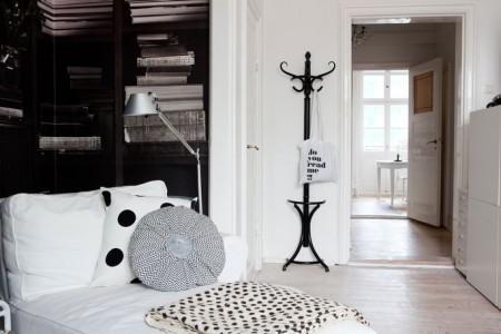 tendencias decoración 2012 2013 blanco negro nórdico sillón chaise longe blanco interiores pequeños inspiración muebles de ikea estilo nórdico diseño nórdico diseño de interiores decoración sueca decoración pisos pequeños decoración muebles de ikea decoración estilo nórdico decoración escandinava decoración en blanco y negro decoración de interiores deco blogger cojines blancos y negros blog interiorismo blog decoración nórdica alfombra de rayas blancas y negras 