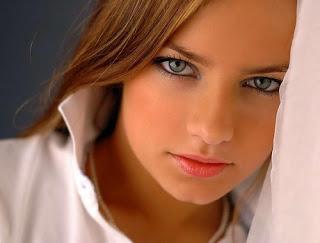 Ainhoa firma la primera CC española