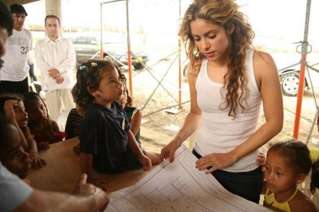 Shakira y Fundación Pies Descalzos Famosos que apoyan causas sociales
