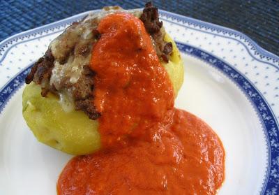 PATATA RELLENA DE CARNE CON SALSA DE NUECES