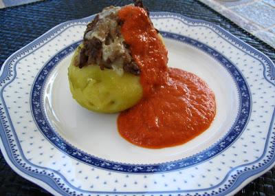 PATATA RELLENA DE CARNE CON SALSA DE NUECES