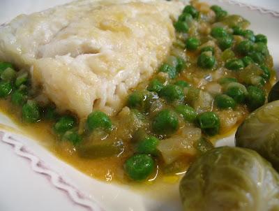 MERLUZA CON SALSA Y GUISANTES