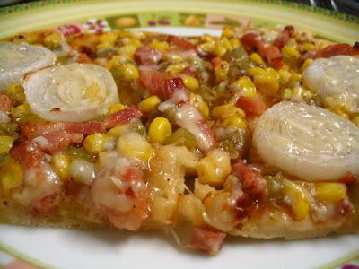 PIZZA CON MAÍZ, BEICON Y TOMATE PICANTE