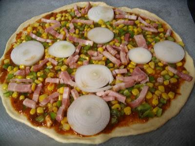 PIZZA CON MAÍZ, BEICON Y TOMATE PICANTE
