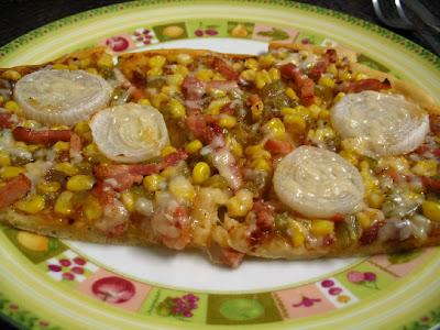 PIZZA CON MAÍZ, BEICON Y TOMATE PICANTE