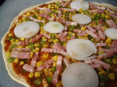 PIZZA CON MAÍZ, BEICON Y TOMATE PICANTE